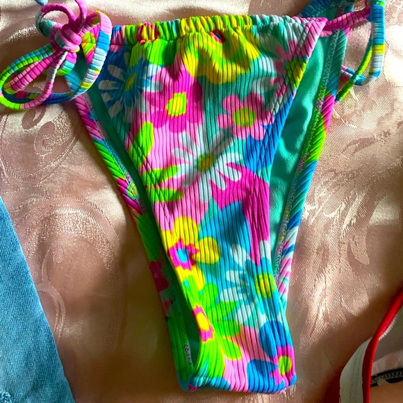 bikini bottoms / bathing suit bottoms - Picture 1 of 3